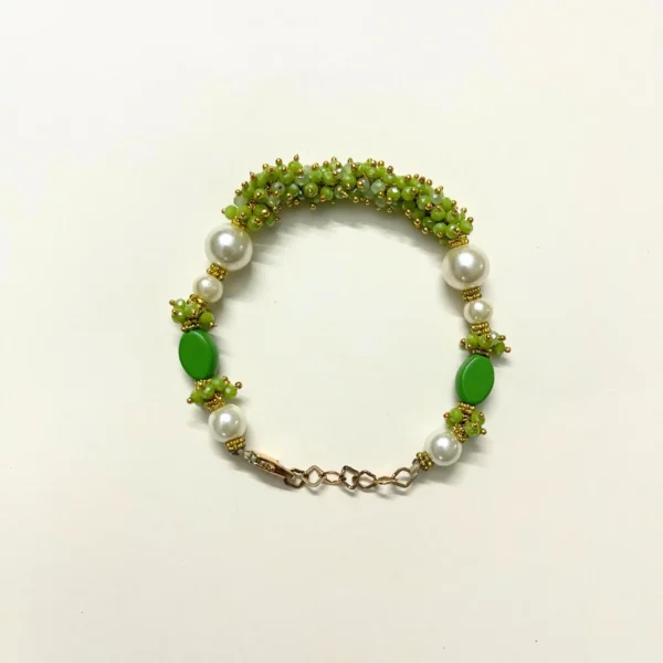 Chic Green Peridot and Pearl Embellished Bracelet with Gold-Tone Link