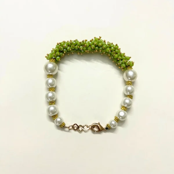 Chic Peridot Bead Bracelet with Pearl Embellishments and Gold-Toned Clasp