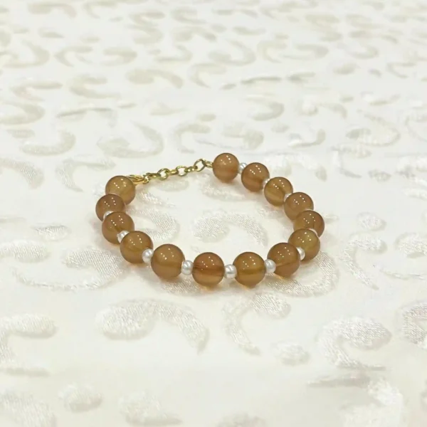 Chic Sunstone Bead Bracelet with Pearl Embellishments and Gold-Tone Clasp